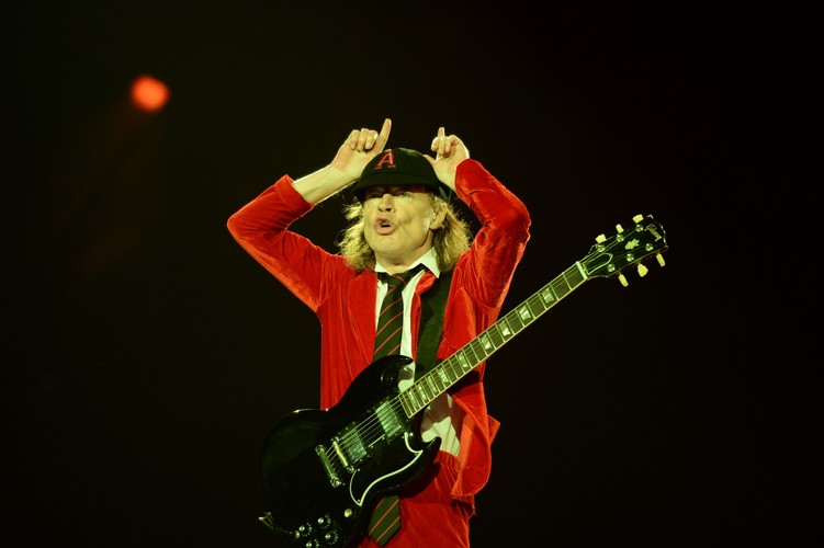Angus Young podczas koncertu w Warszawie