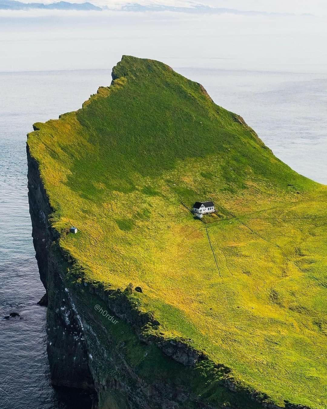 Osamotený dom na ostrove Elliðaey