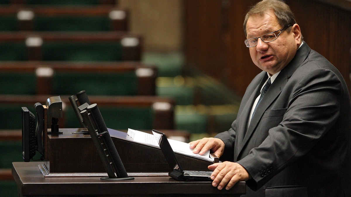 Klub SLD rozpoczął dzisiaj zbiórkę podpisów pod wnioskami o postawienie przed Trybunałem Stanu Jarosława Kaczyńskiego i Zbigniewa Ziobry w związku ze śmiercią Barbary Blidy. Na razie podpisało się jedynie 29 posłów SLD.