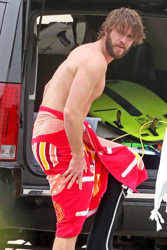 Liam Hemsworth bez koszulki na plaży w Malibu