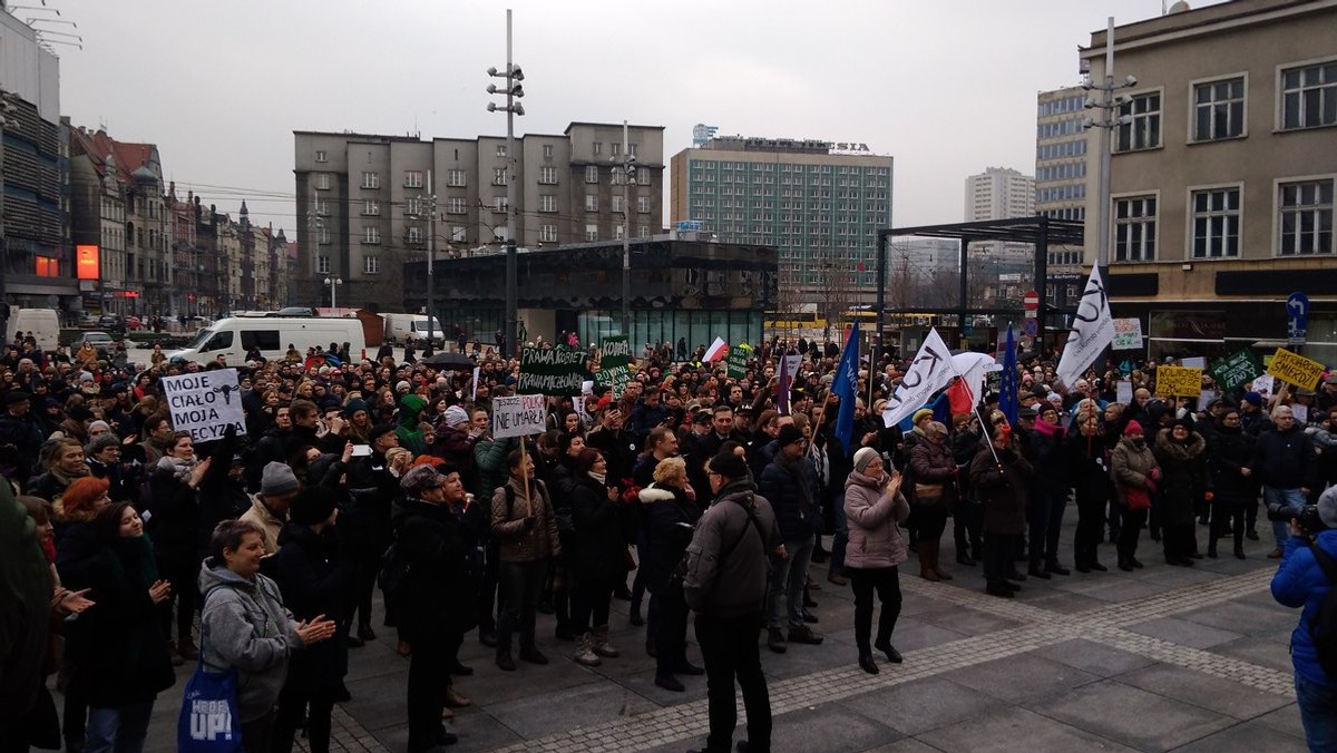 Szanowni politycy, szanowni biskupi, owieczki już nie milczą. Jeżeli myślicie, że zrobicie z Polski kraj średniowiecza, to znajdziemy was i zrobimy wam z d** jesień średniowiecza - wykrzyczała do mikrofonu Kazimiera Szczuka do uczestników dzisiejszego "Czarnego protestu" w Katowicach. W stolicy woj. śląskiego przeciwko zaostrzeniu prawa antyaborcyjnego protestowały dzisiaj tłumy.