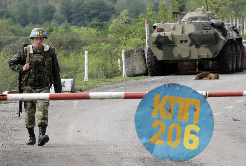 Ruski vojnik na graničnom prelazu s Abhazijom u Hurči 