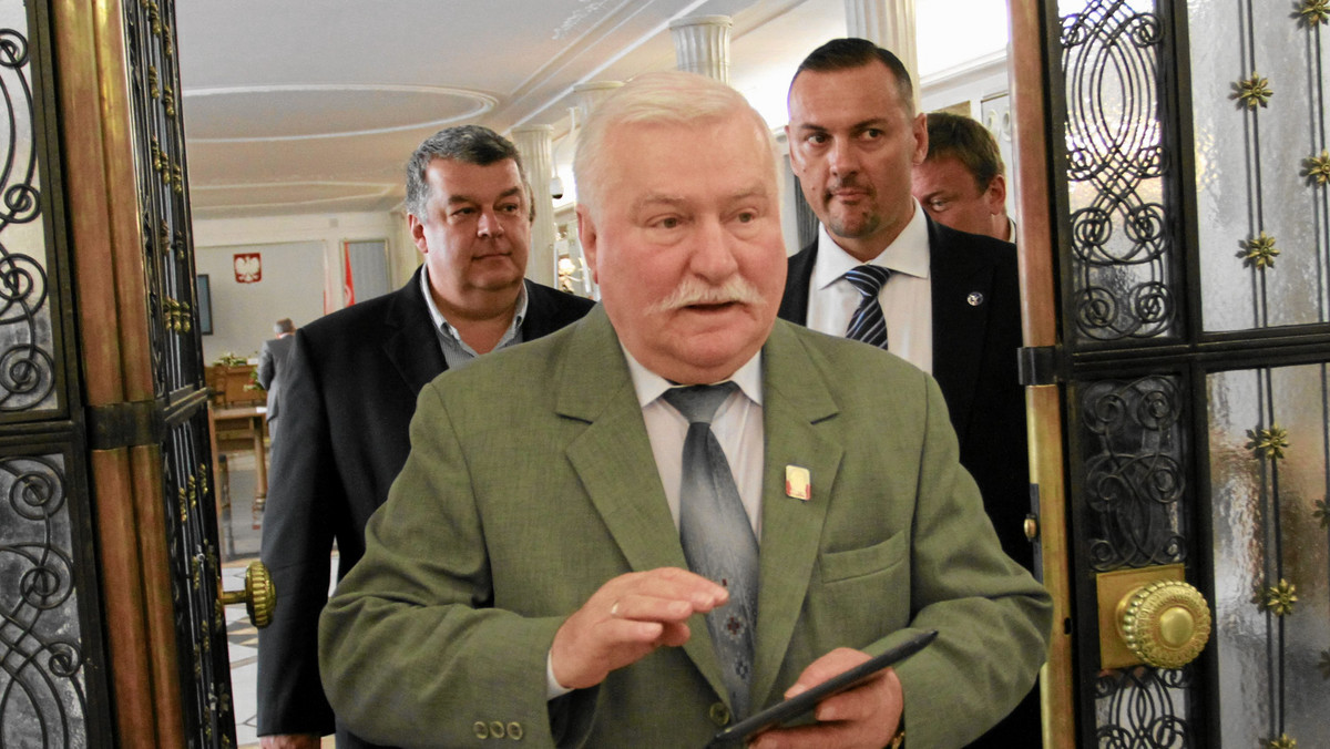 Lech Wałęsa wstrzymał egzekucję kwoty ok. 25 tys. zł za emisję przeprosin, które sam wyemitował w zastępstwie Krzysztofa Wyszkowskiego. Wyszkowski przebywał bowiem w szpitalu na oddziale psychiatrii.