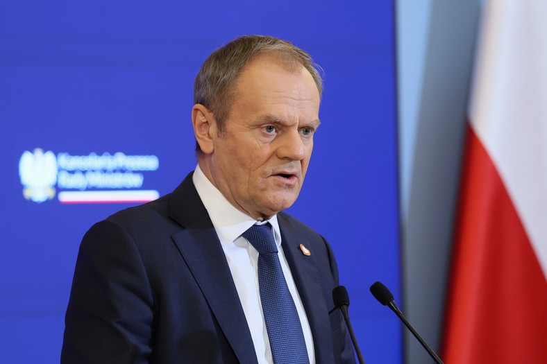 Premier Donald Tusk podczas konferencji prasowej po posiedzeniu rządu, 27 grudnia 2023 r.