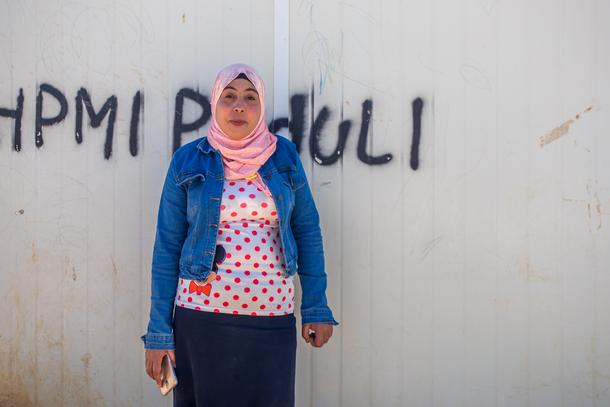 Khadija potrafi wszystko załatwić. Jest także nauczycielką w kontenerowej szkole.