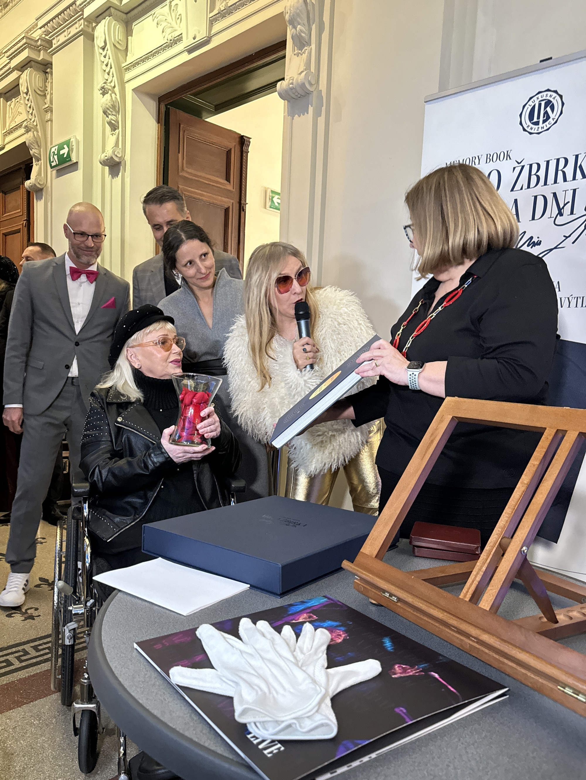 Marika Gombitová uviedla do života výstavu Miro Žbirka – Roky a dni v Košiciach.