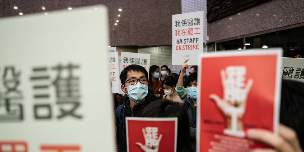 Na świecie narastają obawy związane z rozprzestrzenianiem się koronawirusa 2019-nCoV. W Chinach fabryki wstrzymują produkcję, kolejne państwa wprowadzają ograniczenia dla osób, które odwiedziły Chiny kontynentalne. Zamknięcia granicy domaga się personel sektora ochrony zdrowia w Hongkongu (na zdj.).