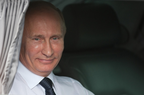 Putin wygląda zza zasłonki w limuzynie