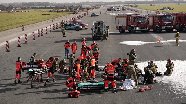 W wydarzeniu wzięło udział 250 funkcjonariuszy służb, a także osiem karetek pogotowia, pięć wozów ratowniczych Lotniskowej Straży Pożarnej, jedenaście wozów strażackich i trzy śmigłowce. W tle widać trwającą rozbudowę. 