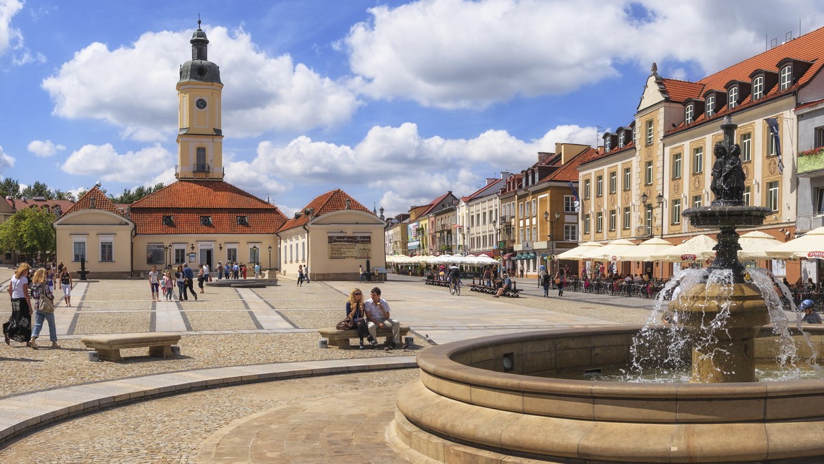 Do 300 nowych stanowisk pracy ma powstać w czasie dwóch lat w Białymstoku.  Dzięki podpisanej wczoraj umowie pomiędzy uczelnią a firmą CERI International, pracownikami mają zostać głównie absolwenci Politechniki Białostockiej - podaje Radio Białystok.