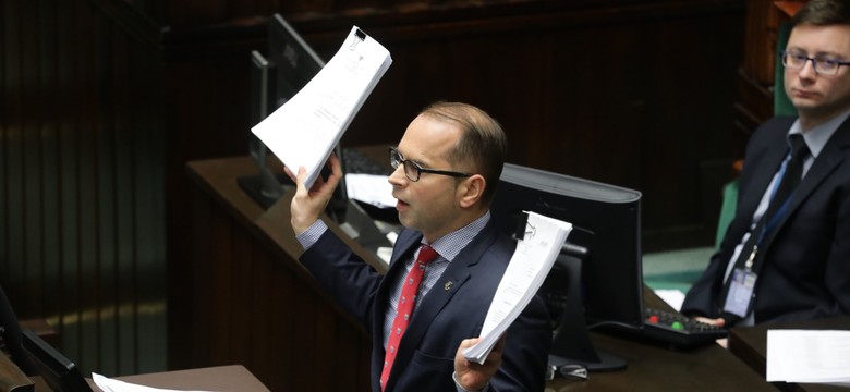 Burzliwa debata o prezydenckim projekcie ustawy o SN. Szczerba rzuca papierami. Posłowie PiS: Przeproś panią