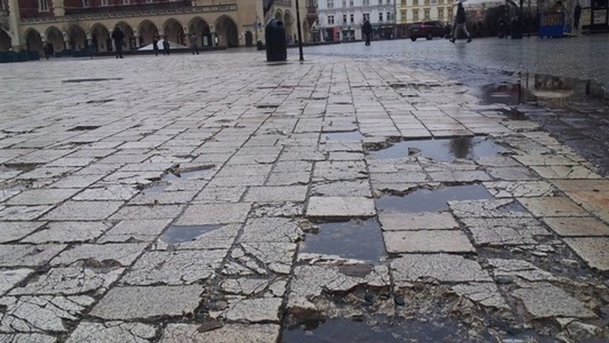 Jedno z najpopularniejszych miejsc w Krakowie wypięknieje - dowiedziało się Radio Kraków. Urzędnicy do czerwca chcą wymienić kostkę na Placu Mariackim, którą położono tam 10 lat temu.