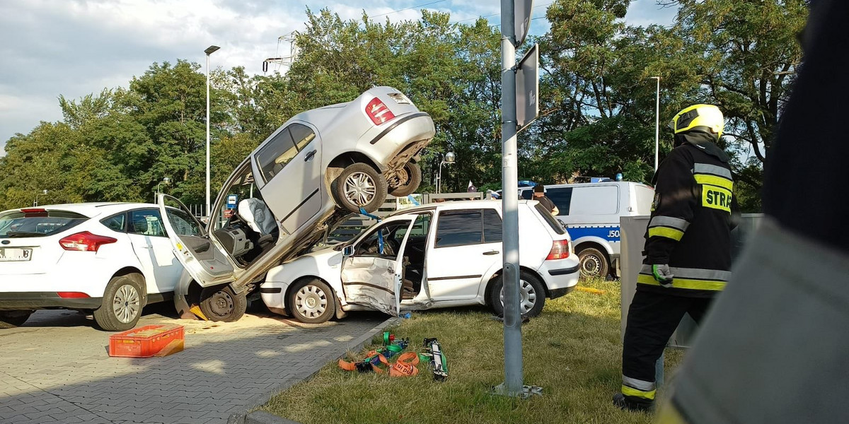 Zdzieszowice. Karambol przed sklepem budowalnym.