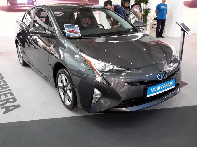 Na stanowisku Toyoty debiutowały auta hybrydowe – Rav4 i Prius (na zdjęciu). Nowy Prius plug-in ma możliwość ładowania baterii ze źródła zewnętrznego i zdaniem zwiedzających jest zdecydowanie bardziej dopracowany od poprzednika. W trybie elektrycznym auto może przejechać 50 km i rozpędzić się do 135km/h. Producent zapewnia, że przy pełnym naładowaniu baterii auto będzie zużywać zaledwie 1,4l benzyny na 100km.