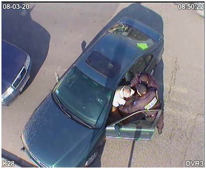 Policjanci wywlekają pijanego z samochodu
