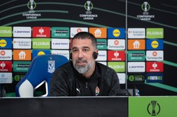 Trener Szachtara Donieck zrugał rzecznika Lecha Poznań. Rzucił słuchawkami i opuścił salę