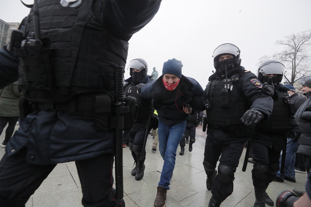 Protesty, których uczestnicy żądali zwolnienia Nawalnego z aresztu śledczego, odbyły się w sobotę w ponad 100 miastach Rosji.