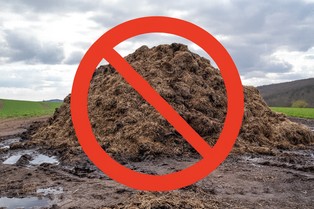 Rolnik będzie musiał usunąć cuchnący obornik. Dodatkowe koszty dla setek tysięcy gospodarstw w imię ochrony środowiska