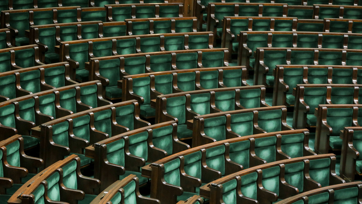 Rada Ministrów na rozpoczętym we wtorek przed godz. 12 posiedzeniu zajmie się m.in. projektem ustawy o zbiórkach publicznych, który zakłada zniesienie obowiązku uzyskiwania pozwoleń na zbiórkę publiczną i zastąpienie ich zgłoszeniami na powszechnie dostępnym portalu.