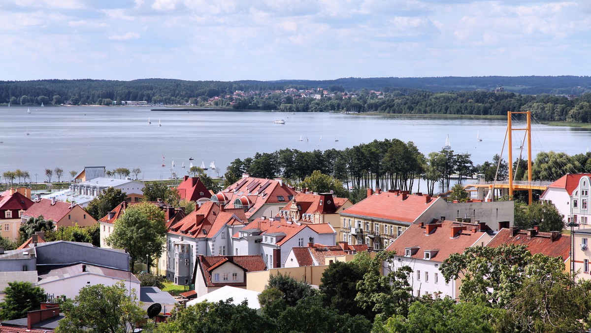 Fundacja Ochrony Wielkich Jezior Mazurskich poprosiła starostwa powiatowe o wskazanie, gdzie na ich terenie obowiązują strefy ciszy, które zabraniają żeglarzom i motorowodniakom hałasowania m.in. silnikami spalinowymi na wodzie. Teraz nie ma takiego wykazu.