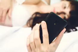 1 na 10 osób przyznaje, że sprawdza smartfona podczas seksu. Czy to już technologiczne uzależnienie?