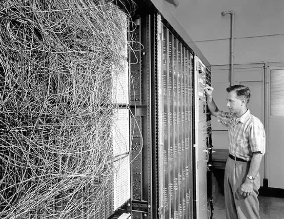 Perceptron Mk I – prosta sieć neuronowa z 1958 roku, zaimplementowana na wyspecjalizowanym urządzeniu