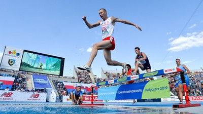 Polak Krystian Zalewski (C) w biegu na 3000 m z przeszkodami podczas drużynowych mistrzostwa Europy w lekkiej atletyce