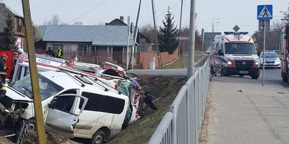 Groźny wypadek w Przytocznie. Bus zderzył się z karetką. 4 osoby ranne