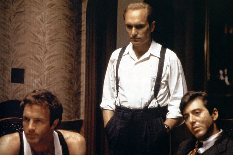 Robert Duvall jako Tom Hagen, James Caan jako Sonny Corleone i Al Pacino jako Michael Corleone w filmie "Ojciec chrzestny"