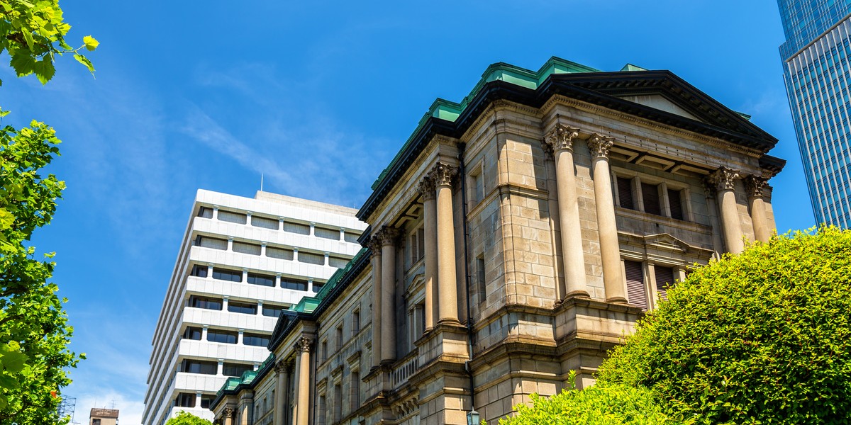 Bank centralny Japonii w skrócie nazywany jest Nichigin. Został założony w 1882 roku w Tokio. Do dziś właśnie tam znajduje się jego siedziba, dokładniej w Nihonbashi, w miejscu, gdzie mieściła się niegdyś złota mennica, a więc Kinza