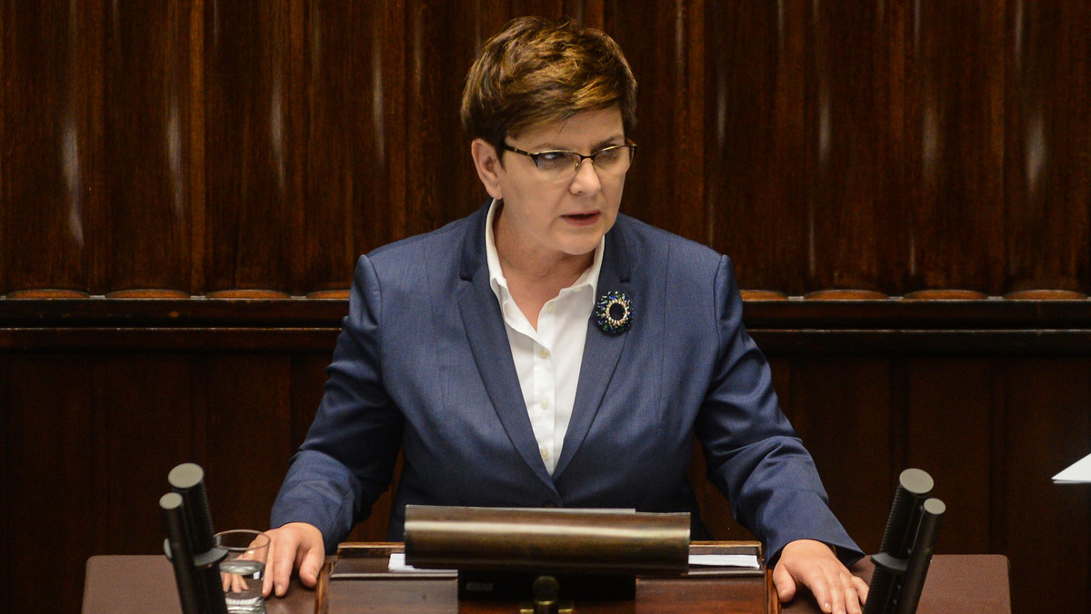 "Jesteśmy z Niemcami w tych trudnych chwilach" - napisała premier Beata Szydło w depeszy kondolencyjnej do kanclerz Niemiec Angeli Merkel. Zdecydowanie potępiamy przemoc wymierzoną w niewinnych ludzi - podkreśliła szefowa polskiego rządu.