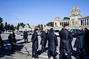 Coronavirus, a Bergamo l'arrivo dei carri funebri al cimitero e non stop.Coronavirus, a Bergamo l'arrivo dei carri funebri al cimitero e non stop