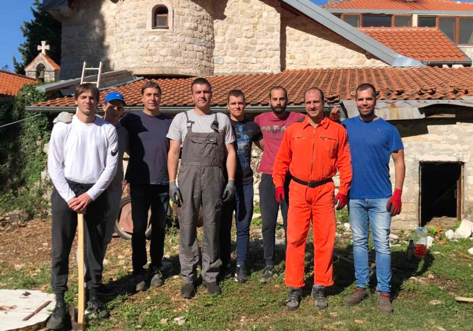 Mladi-iz-Bara-rade-na-obnovi-manastira