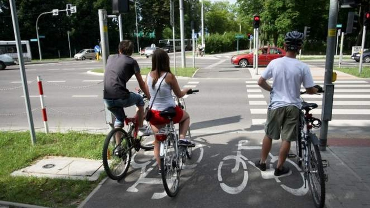 Tak został ukarany 18-letni uczeń, jadący ścieżką rowerową przy ul. Branickiego. Jego matka jest oburzona, że nie skończyło się na pouczeniu. - Bardzo się zirytowałam, bo postępowanie naszych stróżów prawa jest karygodne - mówi białostoczanka Teresa Masłowska. - Chyba nabijają sobie statystyki i łatają budżet - dodała.