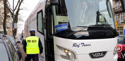 Bronkobus ruszył w trasę, ale kierowca musiał dmuchać w balonik