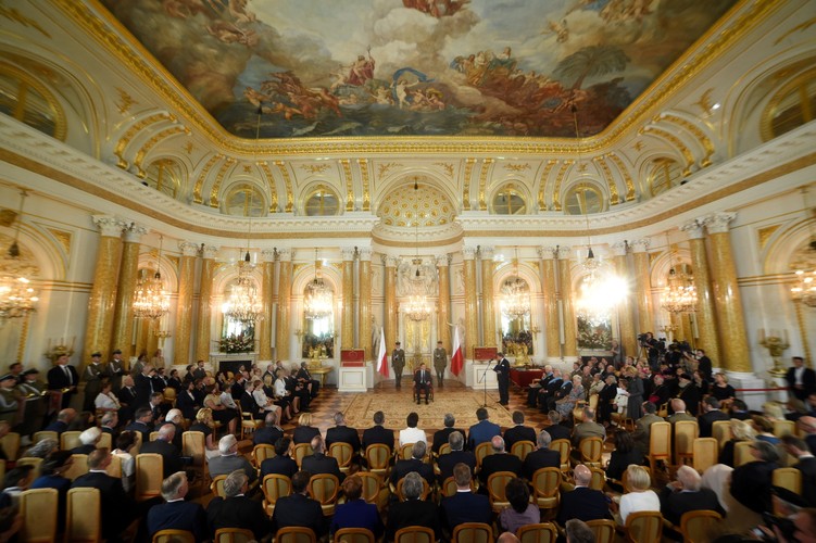 Prezydent Andrzej Duda podczas uroczystości. Na Zamku Królewskim odbyła się uroczystość przekazania nowo zaprzysiężonemu prezydentowi Andrzejowi Dudzie odznak Orderu Odrodzenia Polski i Orderu Orła Białego.