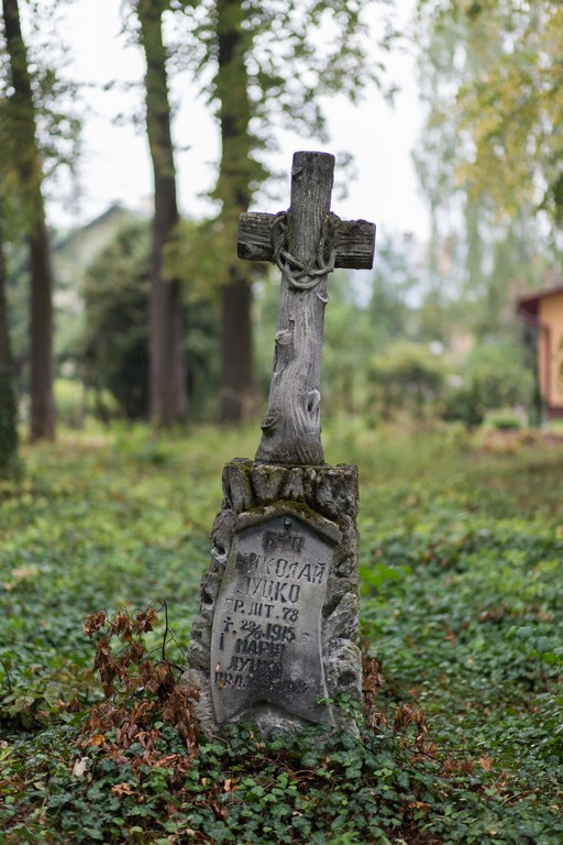 Opuszczona cerkiew grekokatolicka Opieki Matki Bożej w Starych Oleszycach