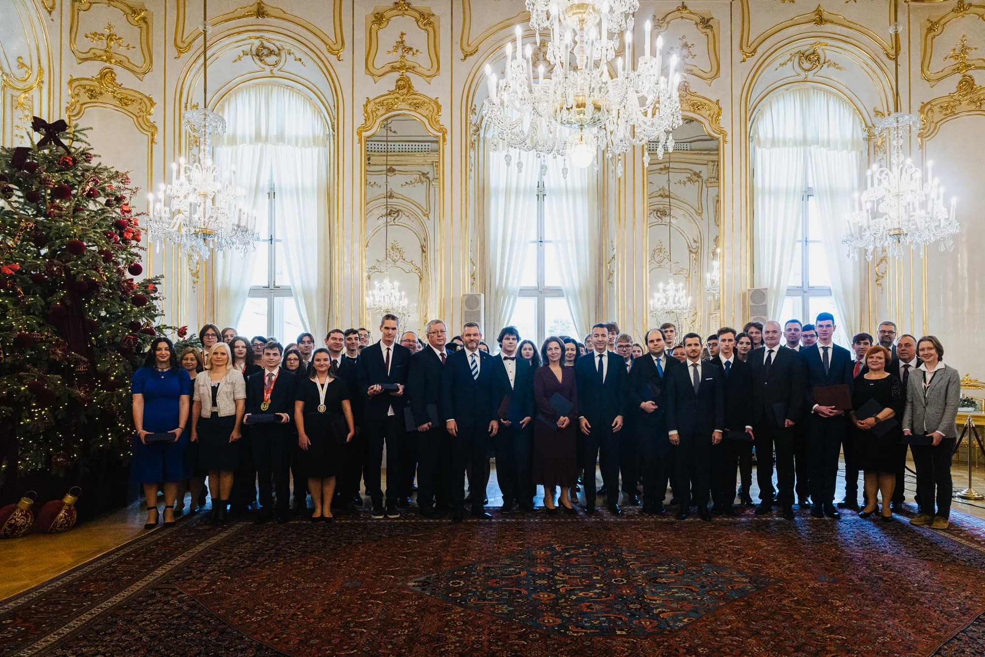 Prezident Peter Pellegrini a minister školstva Tomáš Drucker počas odovzdávania ocenení študentov stredných škôl na prezidentskom paláci.