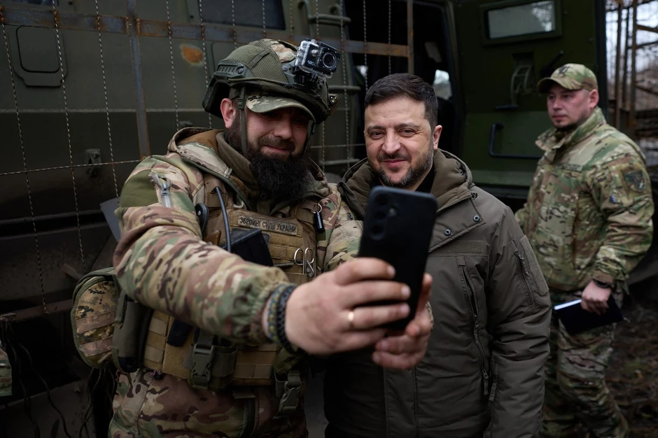 Volodimir Zelenski sa ukrajinskim vojnicima koji brane Konstantinovku u Donjecku 6. marta