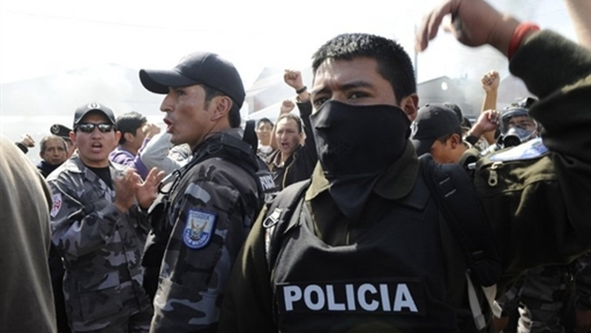 Rząd Ekwadoru ogłosił w związku z buntem policji zmilitaryzowanej, który rozpoczął się w czwartek rano, stan wyjątkowy w całym kraju. Granice z krajem zamknęły Kolumbia i Peru - donosiły media 30 września.
