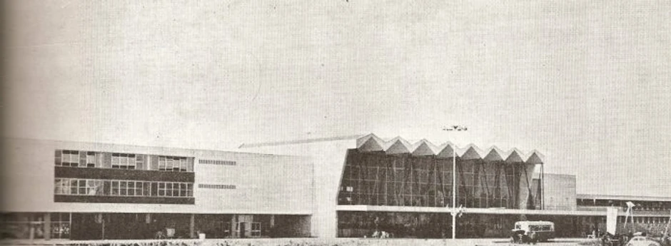 Crvena traka i cveće za mašinovođu