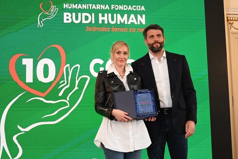 U ime redakcije Blica, plaketu zahvalnosti primila je urednica na Blic online Natalija Živanović Popović 