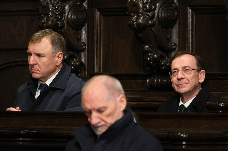 Jacek Kurski, Mariusz Kamiński i Antoni Macierewicz podczas mszy świętej w intencji ofiar katastrofy smoleńskiej