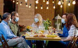 Zbyt wczesne ściąganie maseczki przy jedzeniu zwiększa ryzyko COVID-19