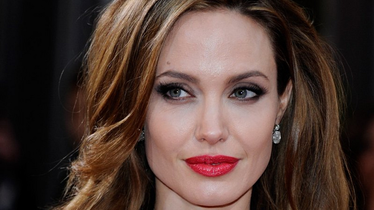 Angelina Jolie zagra własną matkę w filmie o jej życiu. Realizacją obrazu o Marcheline Bertrand zajmie się Brad Pitt, prywatnie partner życiowy Jolie.