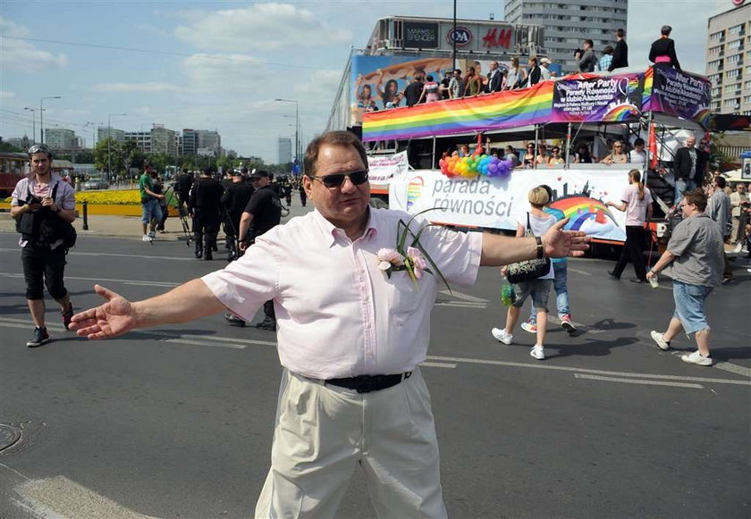 Tęczowy Ryszard Kalisz na paradzie równości