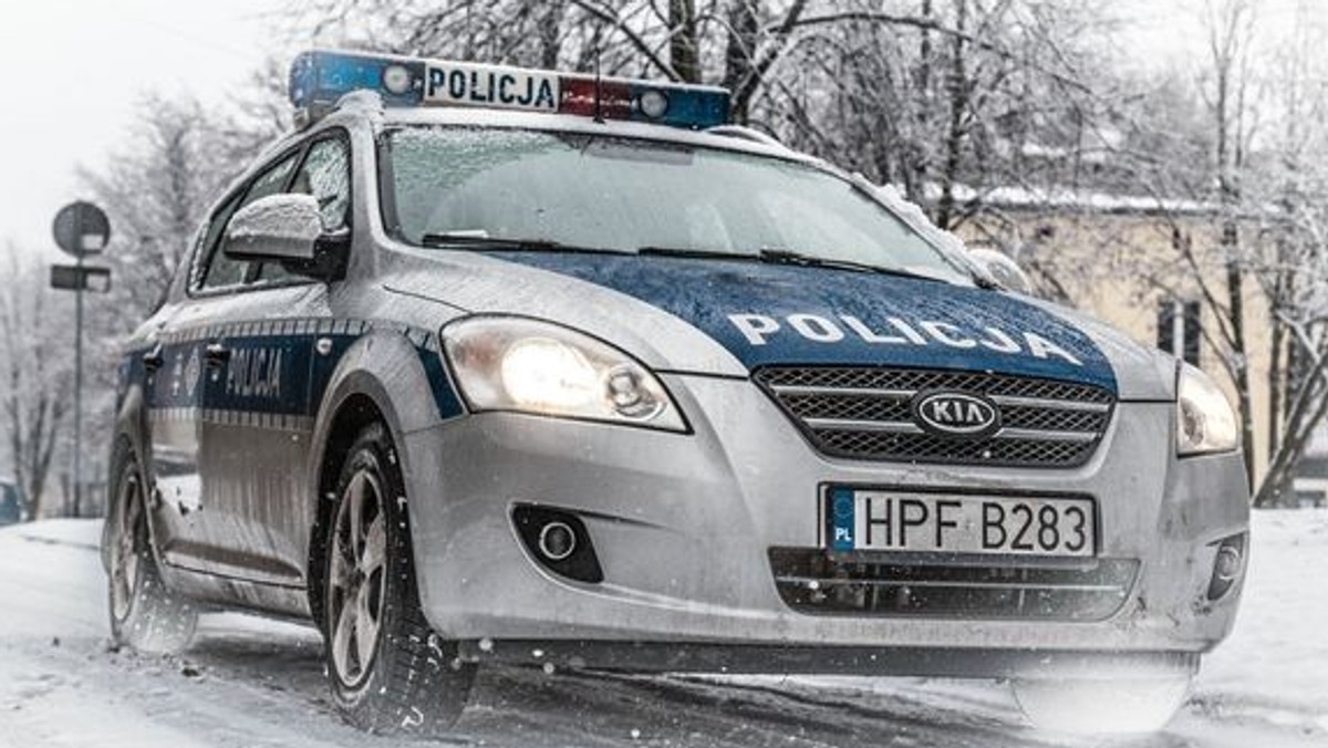 Policjanci z Łęczycy w ciągu kilku godzin dotarli do mężczyzny, który - kompletnie pijany - zawiadomił policję o nieistniejącej bombie. Ta miała być rzekomo podłożona w siedzibie Ochotniczej Straży Pożarnej w jednej z niewielkich miejscowości. Mężczyźnie, który wyznał, że chciał "zrobić na złość" strażakom grozi do ośmiu lat więzienia.