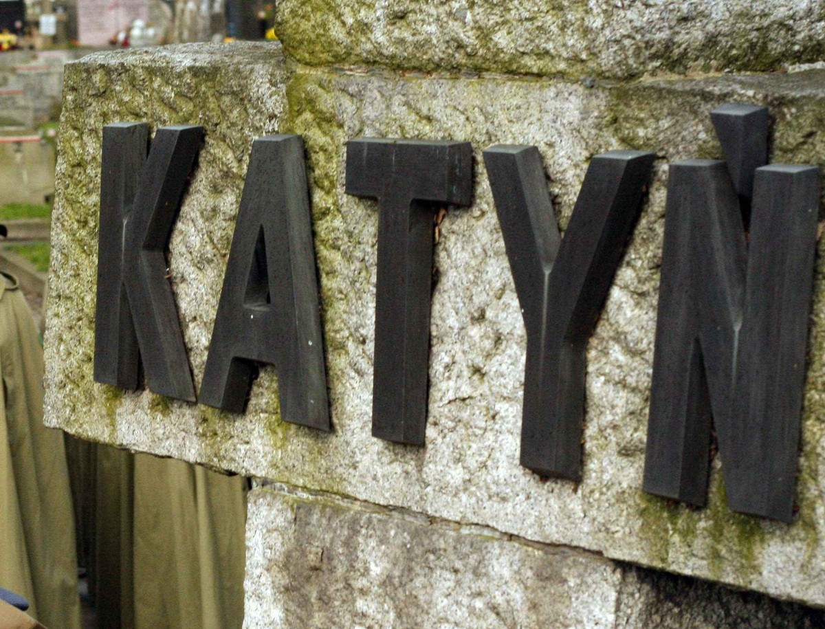Chcąc zamknąć spekulacje na temat mordu katyńskiego, a jednocześnie wesprzeć oficjalne stanowisko Kremla, Roosevelt szukał osoby wystarczająco naiwnej, by uwierzyła, że polskich jeńców wymordowali Niemcy. W końcu misję sporządzenia oficjalnego raportu powierzył córce ambasadora USA w Moskwie, 25-letniej Kathleen Harriman. Została ona zaproszona na ponowną ekshumację zwłok w Katyniu, przeprowadzoną przez Komisję Nikołaja Burdenki.