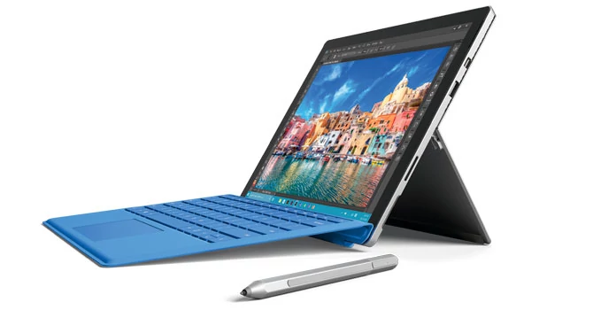 Z opcjonalną tabletową klawiaturą TypeCover (649 zł) Surface Pro 4 pokazuje, czym naprawdę jest: topowym notebookiem. Odczucia podczas pisania są dobre. Jeśli jednak piszemy dużo, trzymając urządzenie na kolanach, stała klawiatura notebooka będzie wygodniejsza.