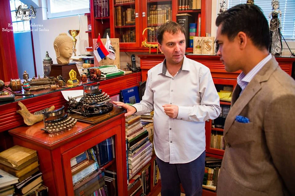 Direktor "Adligata" Viktor Lazić i otpravnik poslova ambasade Malezije Nik Adi Arman u Muzeju knjige i putovanja